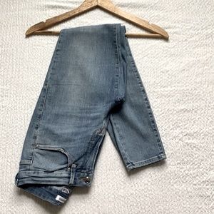 🌿⚪️⚫️Good American Jeans Size 29/8